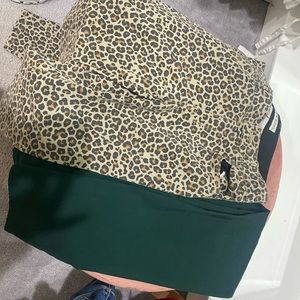 2 Pantalones de leopardo y uno verde